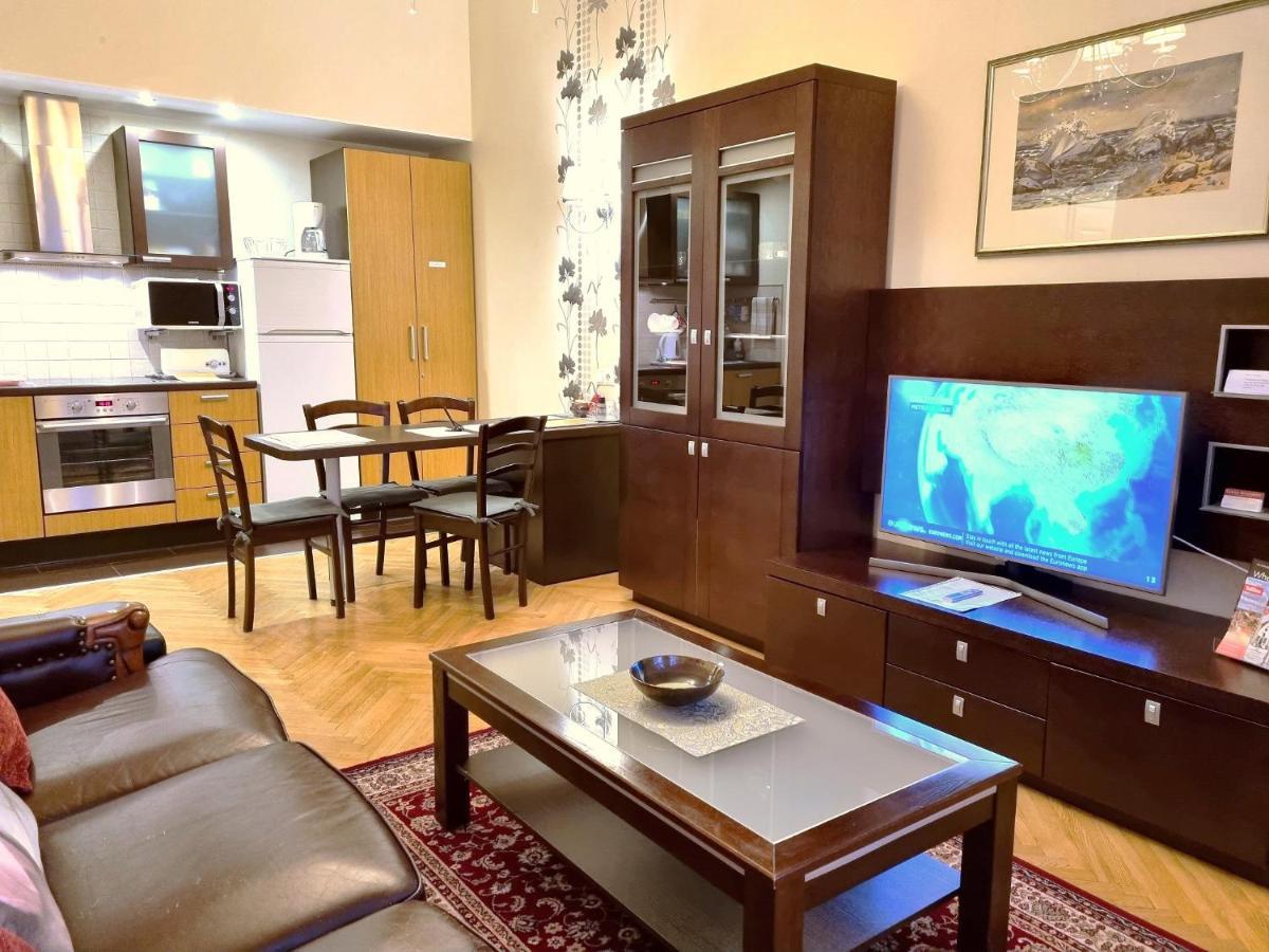 Classic Apartments In Old Town Tallinn Bagian luar foto